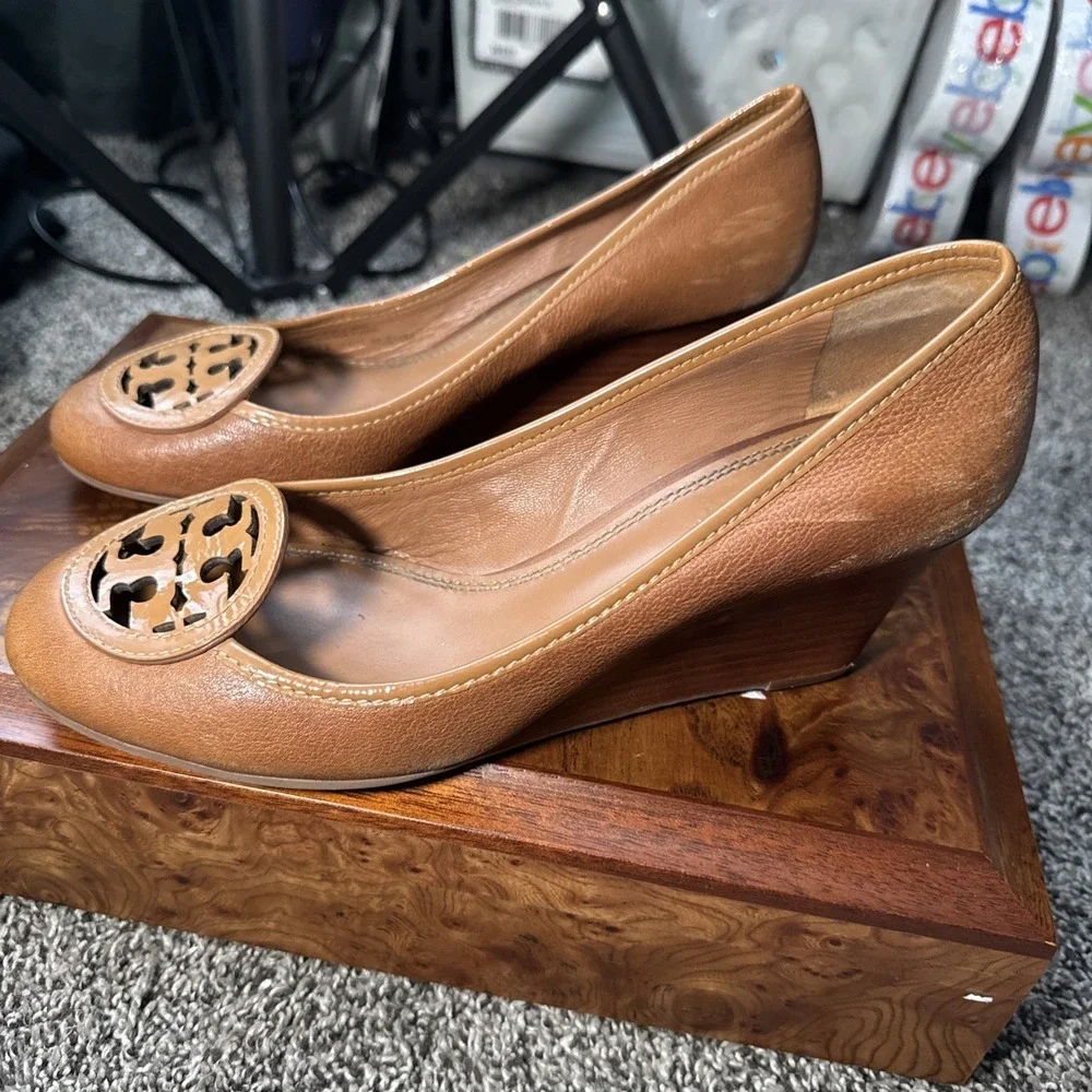 Tory Burch Women's Sally Closed Toe Wedge Size 8.5 M Leather Preppy Office